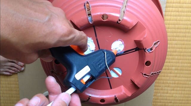 グルーガンでダイソー10号鉢の鉢底の穴埋め作業