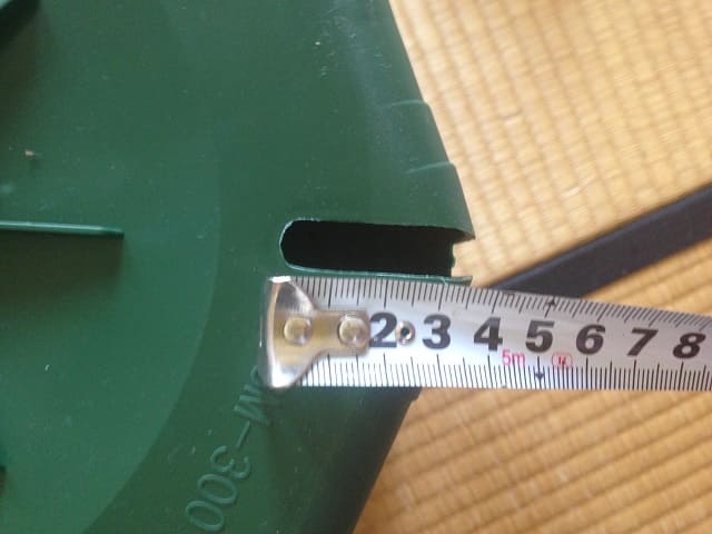 兼弥産業のスリットポット10号鉢幅広で短い方のスリットの奥行き