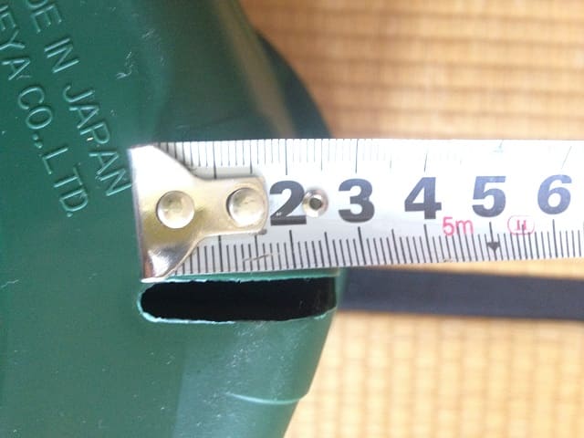 兼弥産業のスリットポット10号鉢細長い方のスリットの奥行