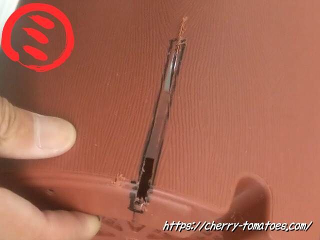 ダイソー9号鉢にノコギリで切り過ぎてスリットあ穴が大きくなって失敗