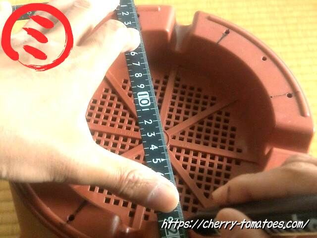 ダイソー9号鉢に加工する穴を開ける場所に印をつける
