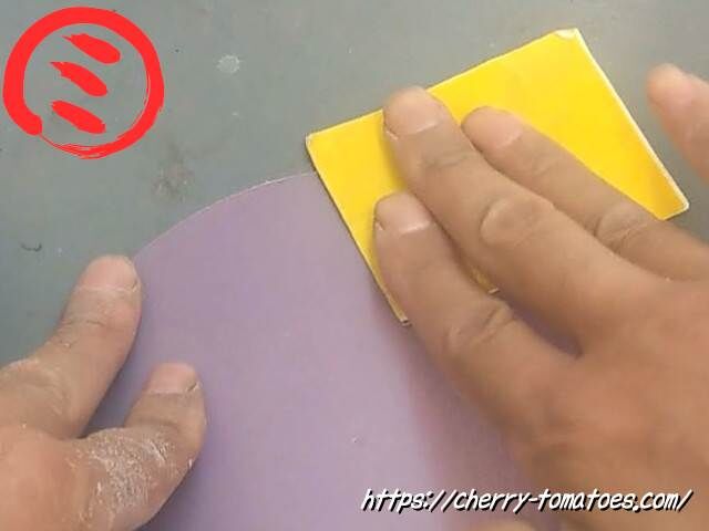 作成した円形のPPシートのヤスリがけ