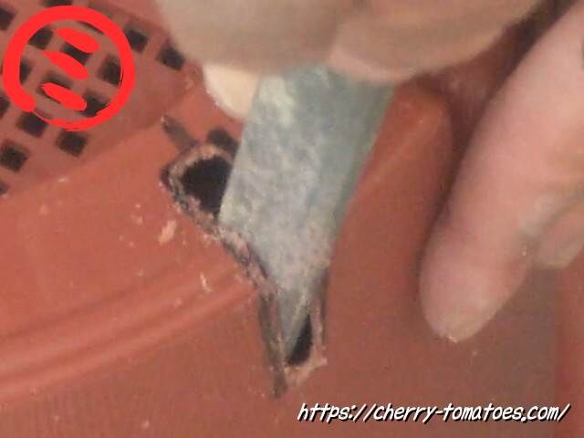 ダイソー9号鉢のスリット穴を100均ダイソー鉄工用平型ヤスリで形を整える