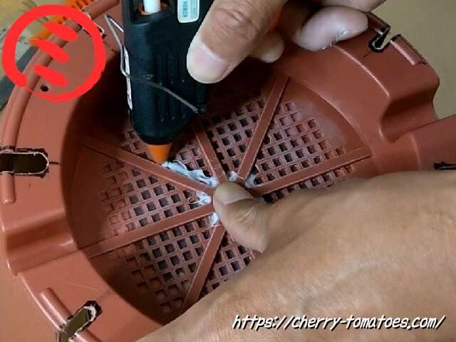 グルーガンで、PPシートとダイソー9号鉢を接着していく