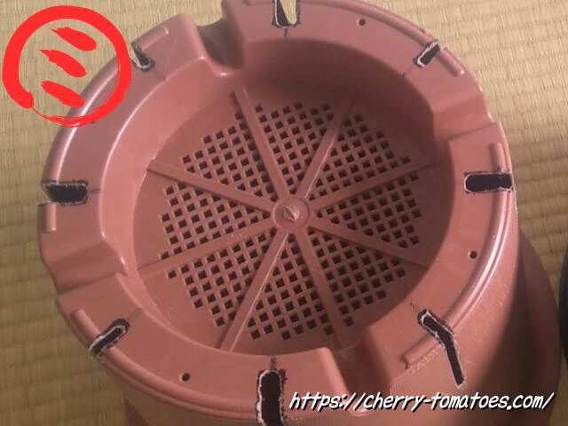 ダイソー9号鉢にノコギリでスリット穴を開ける