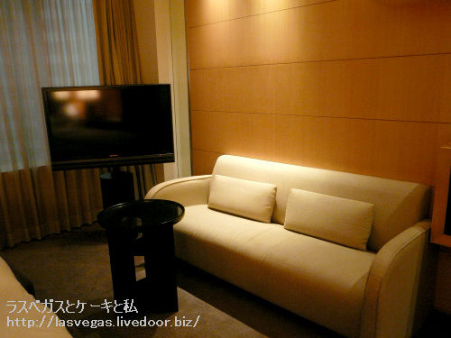 テレビとソファ