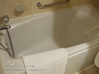 深めのバスタブ