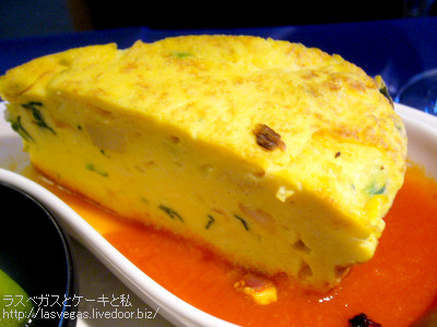 イベリコ産生ハムとほうれん草のオムレツ トマトのクーリ添え