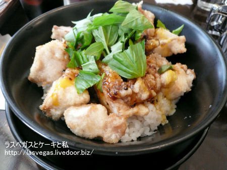 鶏肉のバジル丼