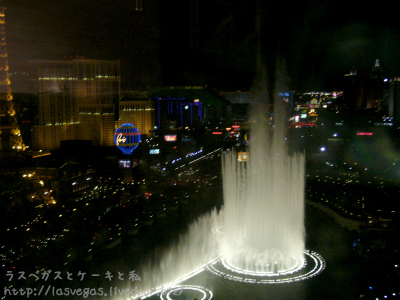 夜の噴水
