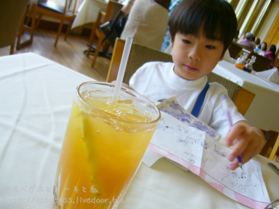 背後のいとこ甥はお絵かき中