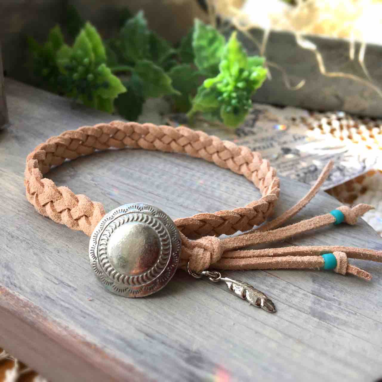 コンチョブレスレット ベージュスエード Emmie の宝石箱 大人可愛いアクセサリー