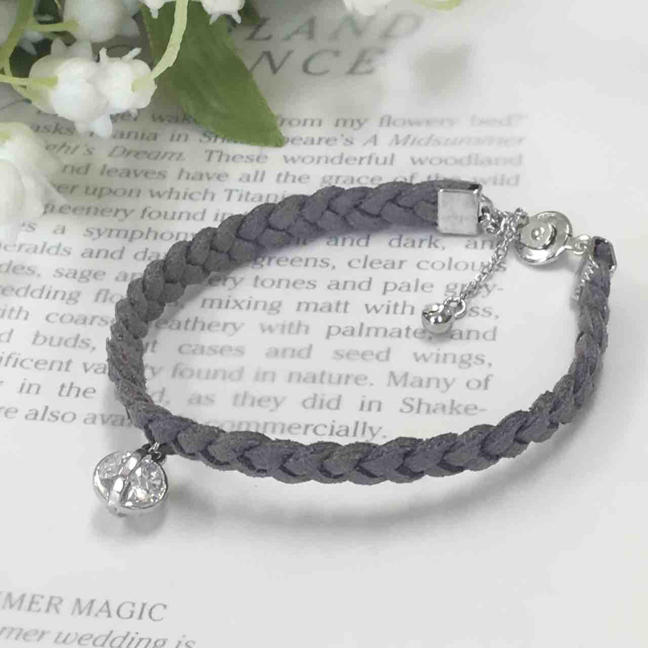 三つ編みブレスレット グレー Emmie の宝石箱 大人可愛いアクセサリー 三つ編みブレスレット グレー Emmie の宝石箱 大人可愛いアクセサリー