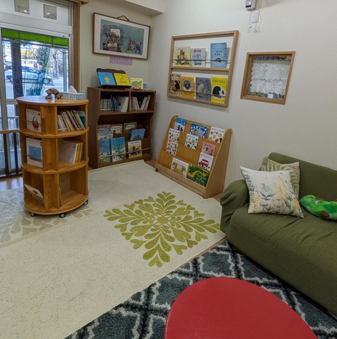 絵本の原画が飾られています