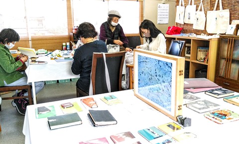 和やかに終了「本の装丁-世界に一つだけの本を作る-」