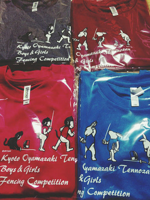 サルとうさぎのフェンシングTシャツと今年の花詣ポスター