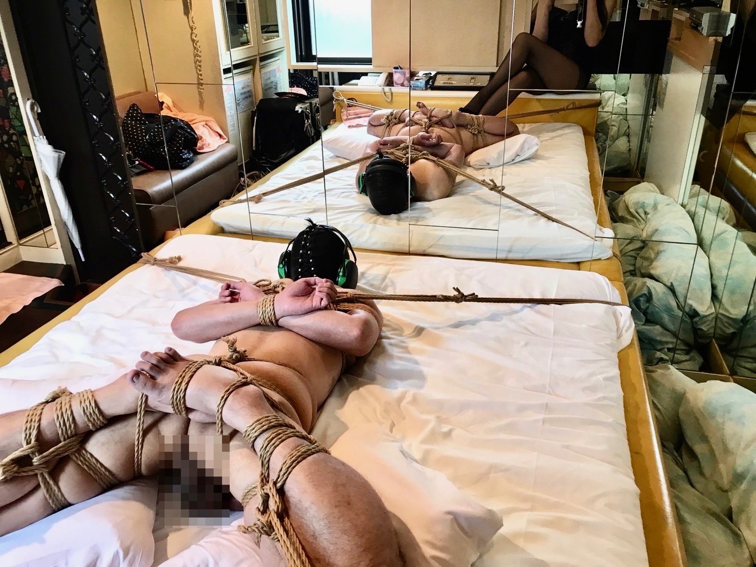 マニア緊縛 完全拘束マニアを緊縛して、さらにベッドに固定しました Total Bondage enthusiast Bound to Bed : 性行為と都市