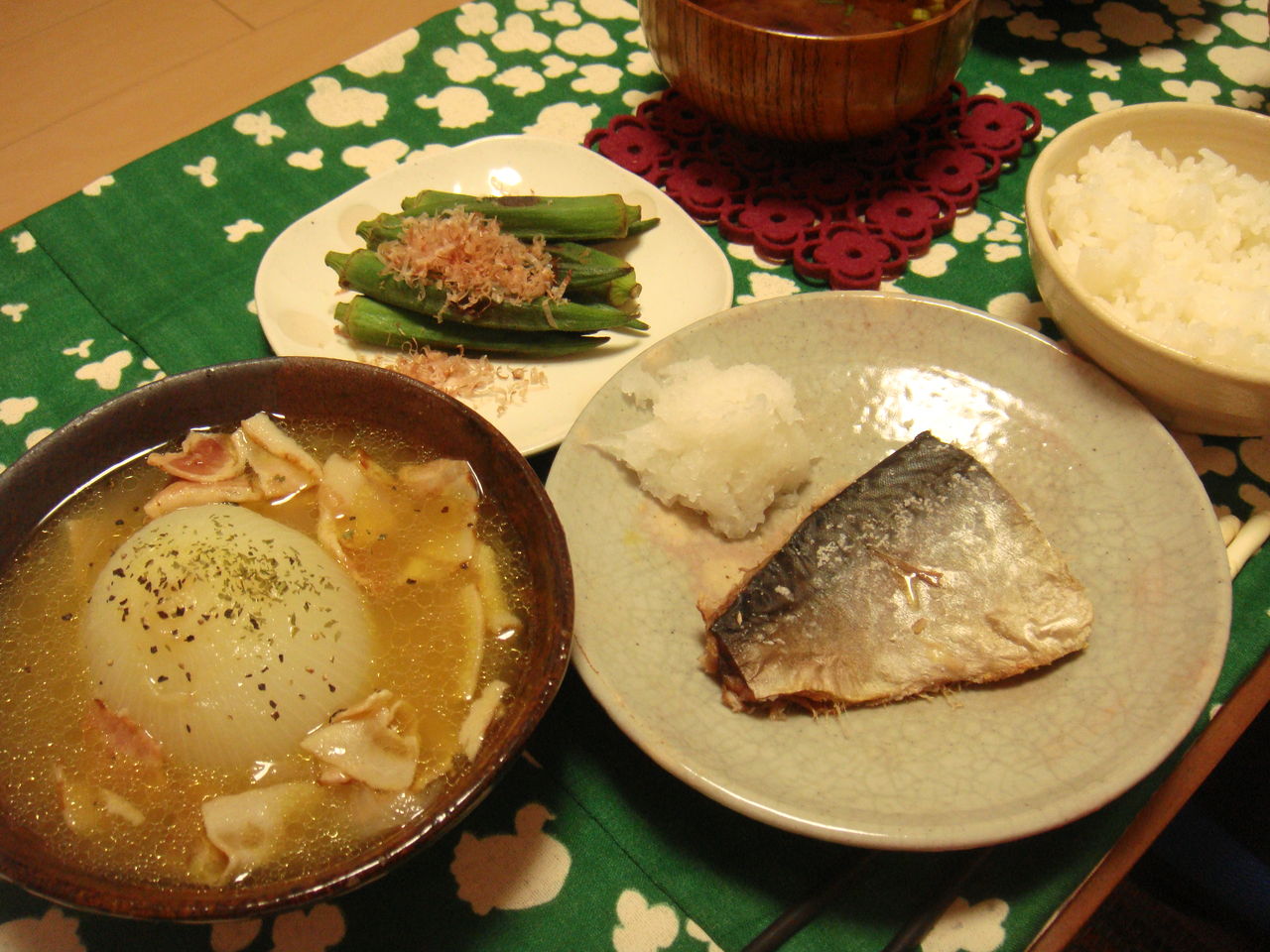 まるごと新玉ねぎとベーコンのコンソメスープ 毎日たのしい二人ごはん まるごと新玉ねぎとベーコンのコンソメスープ 毎日たのしい二人ごはん