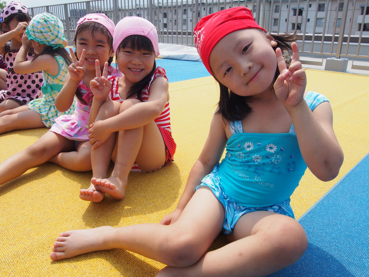 女児　幼稚園　プール 