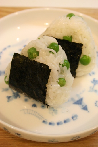 グリーンピースとしらすのおにぎり ちびごはん