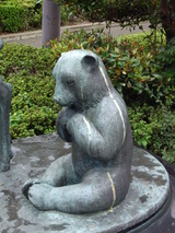 悲しそうな熊の彫刻
