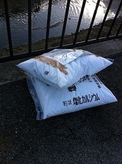 凍結防止用の薬剤(塩化カルシウム)