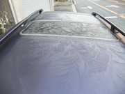 霜が降りだした車の天井