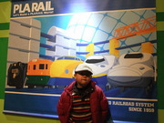 プラレールの垂れ幕と共に