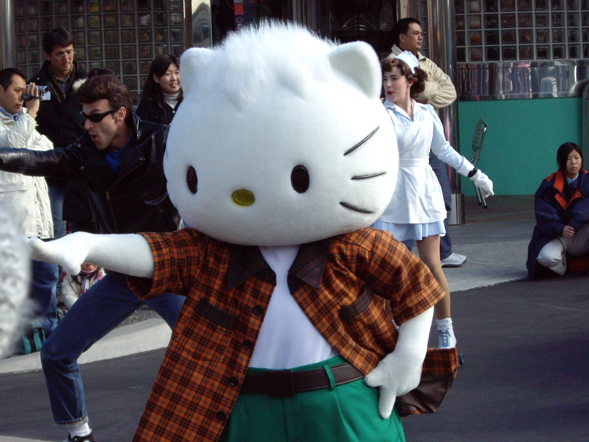 キティーちゃんもすっかりここになじんできました 大阪 テーマパークについてのお話です