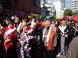 宝恵駕行列に参加する横山たかしひろしさん