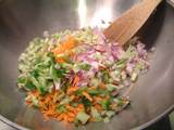野菜を炒める