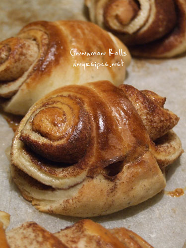 2012_07_03-2chinnamonrolls