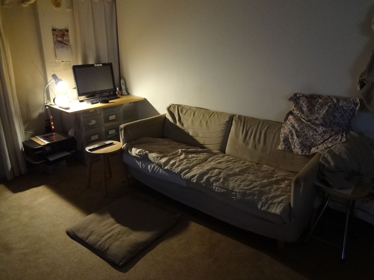 夜のリビング ふたりと王子のシンプルな暮らし