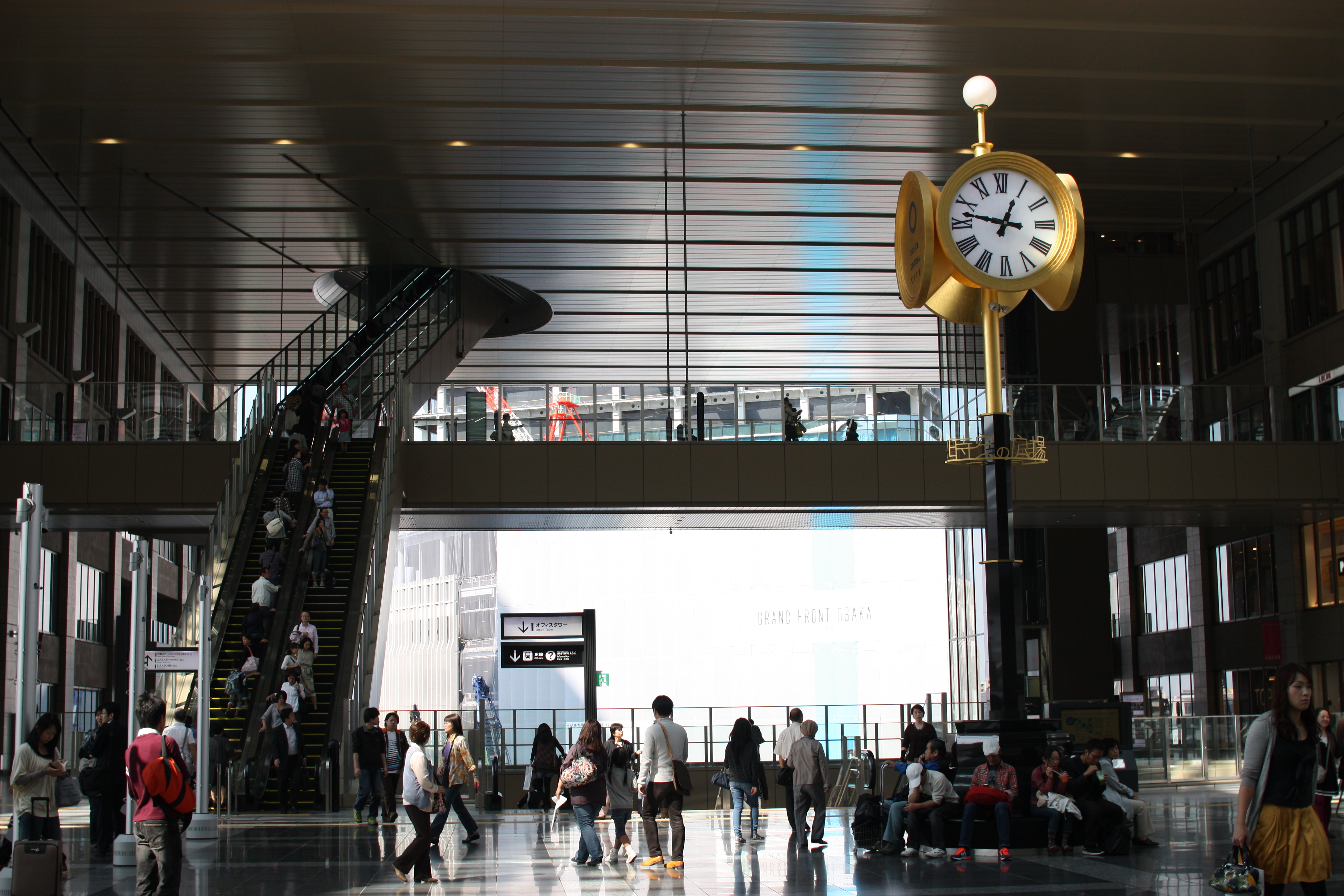 大阪駅が近未来っぽくなってた Tracking Society For The Smelly S Journey