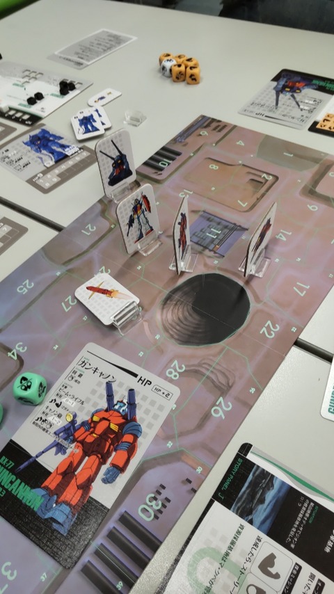 ガンキャノンが水爆ミサイルを破壊!