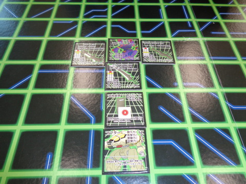 ブレードの一撃を盾で防ぐ