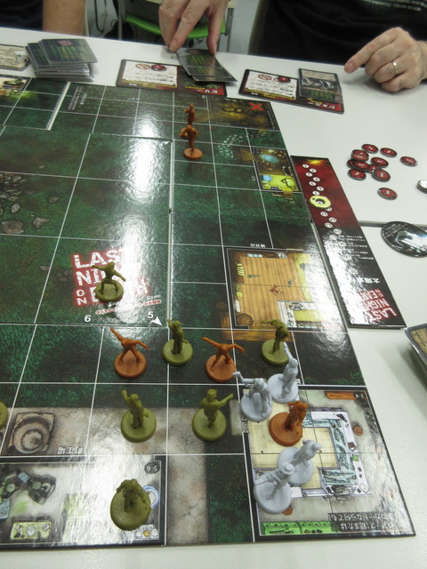 十重に、二十重に迫るゾンビ