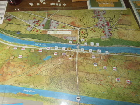 T3 守備隊1個小隊が橋に到着、イギリス軍は慎重に橋ににじり寄る