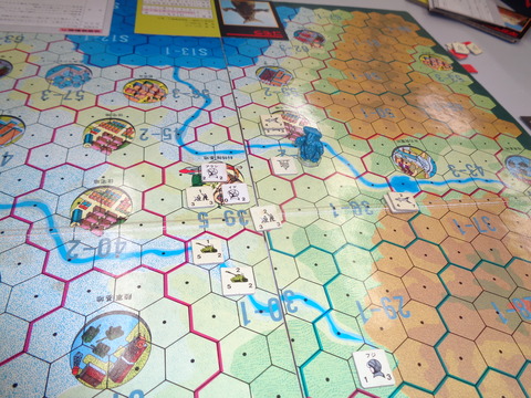 ウルトラマンはまだか・・必死の防衛線