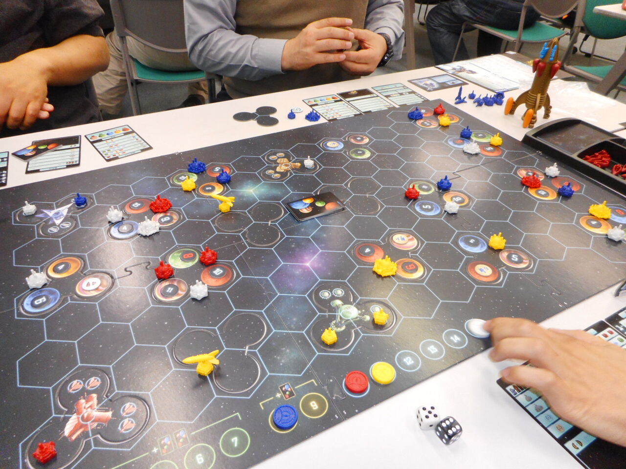 ランダム性が高く 届きそうで届かない展開が癖になるカタン 宇宙カタン Gp Games 歴史 戦史研究 ちはら会 Drei