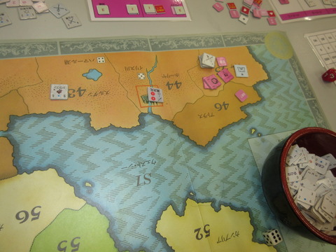 ドラゴンらに追い込まれる赤