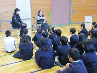 八木北小 車いす体験1