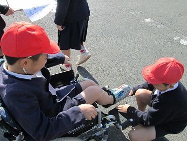 八木北小 車いす体験3