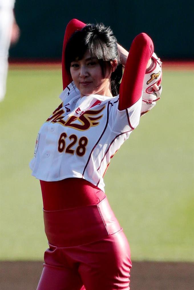 藤原紀香の始球式がエロ過ぎると話題にwww 画像あり 日刊まとめ速報 藤原紀香の始球式がエロ過ぎると話題にwww 画像あり 日刊まとめ速報