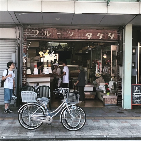 清水2 フルーツタケダ の桃ジュースと 金の字 のもつカレー 酒徒善人 清水2 フルーツタケダ の桃ジュースと 金の字 のもつカレー 酒徒善人