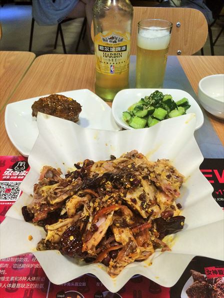 食遊上海38 兎当家 ウサギ半匹 頭ひとつにビールと胡瓜 以上 吃尽天下