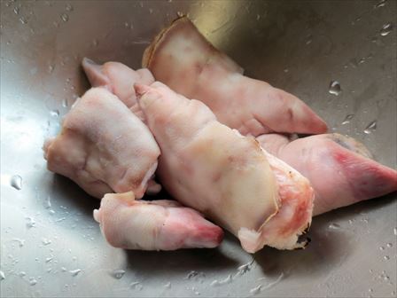 おうちで中華6 豚足を広東風に 毛炙りから始める黄豆燜猪手 吃尽天下 おうちで中華6 豚足を広東風に 毛炙りから始める黄豆燜猪手 吃尽天下