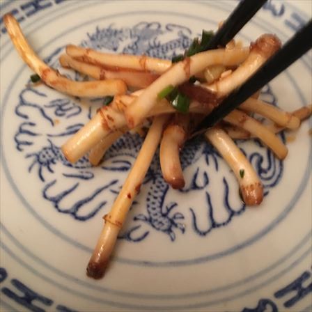 おうちで中華138 香りも食感もクセだらけ ドクダミの地下茎を和える涼拌耳根 吃尽天下 おうちで中華138 香りも食感もクセだらけ ドクダミの地下茎を和える涼拌耳根 吃尽天下