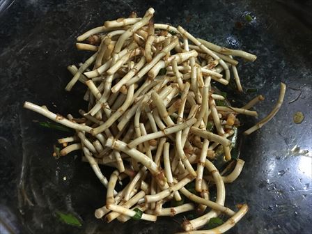 おうちで中華138 香りも食感もクセだらけ ドクダミの地下茎を和える涼拌耳根 吃尽天下 おうちで中華138 香りも食感もクセだらけ ドクダミの地下茎を和える涼拌耳根 吃尽天下