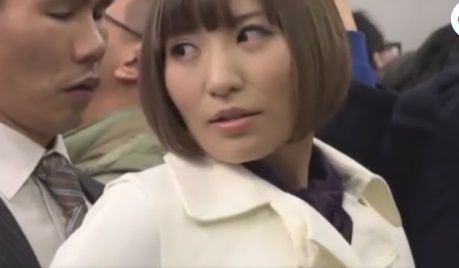 電車でM男を手袋手コキ逆痴漢攻めする痴女お姉さん動画